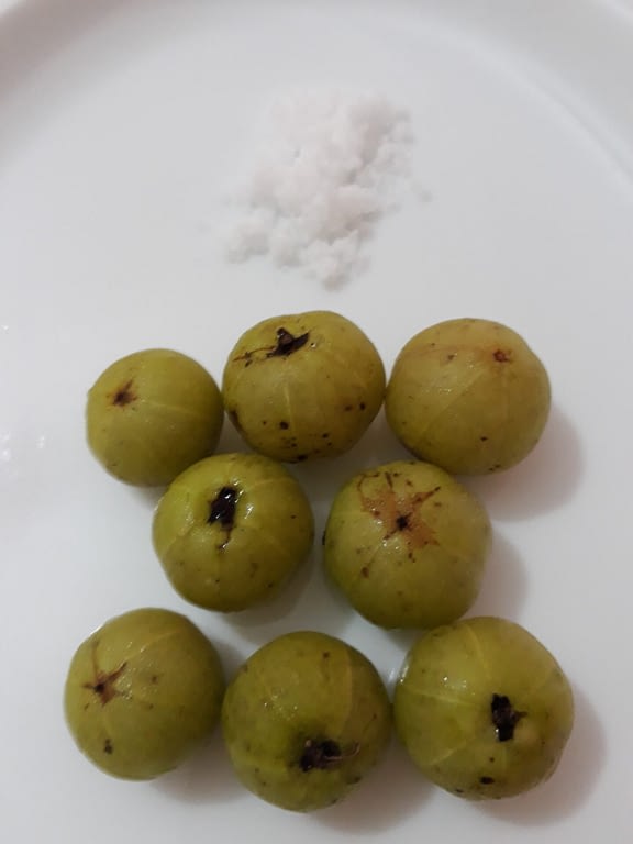indian-gooseberry-with-salt